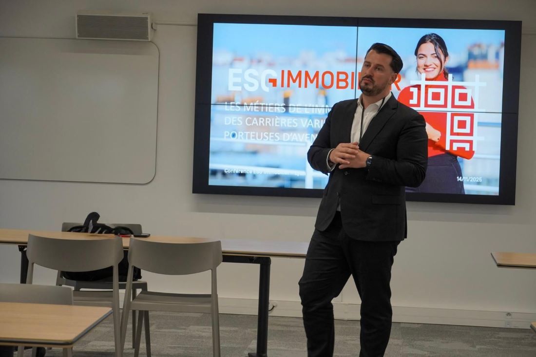 Le directeur fait une présentation
